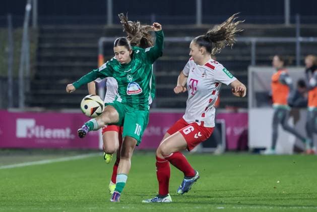 from left Tuana Mahmoud SV Werder Bremen, 10 and Lotta Cordes 1 FC Köln, 6 in a duel, dynamic, action, action, game scene, THE DFB GUIDELINES PROHIBIT ANY USE OF PHOTOGRAPHS AS IMAGE SEQUENCES AND OR QUASI VIDEO DFB REGULATIONS PROHIBIT ANY USE OF PHOTOGRAPHS AS IMAGE SEQUENCES AND OR QUASI VIDEO , 18 11 2024, Cologne Germany , Football, Google Pixel Women Bundesliga, 1 FC Köln SV Werder Bremen xobx