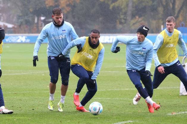 DEU, DFL, 2 FBL Hertha BSC, Training, 19 11 2024, Sportforum, Berlin, DEU, DFL, 2 FBL Hertha BSC, Training, in the picture Florian Niederlechner Hertha BSC Berlin 7 , Bilal Hussein Hertha BSC Berlin 14 , Palko Dardai Hertha BSC Berlin 20 DFL regulations prohibit any use of Photographs as image sequences and or quasi video Foto Juergen Engler nordphoto GmbH nordphotoxGmbHx xEngler nph00076
