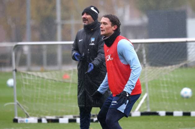 DEU, DFL, 2 FBL Hertha BSC, Training, 19 11 2024, Sportforum, Berlin, DEU, DFL, 2 FBL Hertha BSC, Training, in the picture Fabian Reese Hertha BSC Berlin 11 , Head coach Cristian Fiel Hertha BSC Berlin DFL regulations prohibit any use of Photographs as image sequences and or quasi video Foto Juergen Engler nordphoto GmbH nordphotoxGmbHx xEngler nph00076
