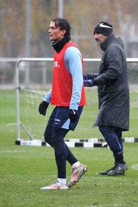 DEU, DFL, 2 FBL Hertha BSC, Training, 19 11 2024, Sportforum, Berlin, DEU, DFL, 2 FBL Hertha BSC, Training, in the picture Fabian Reese Hertha BSC Berlin 11 , Head coach Cristian Fiel Hertha BSC Berlin DFL regulations prohibit any use of Photographs as image sequences and or quasi video Foto Juergen Engler nordphoto GmbH nordphotoxGmbHx xEngler nph00076