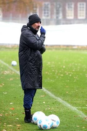 DEU, DFL, 2 FBL Hertha BSC, Training, 19 11 2024, Sportforum, Berlin, DEU, DFL, 2 FBL Hertha BSC, Training, in the picture head coach Cristian Fiel Hertha BSC Berlin DFL regulations prohibit any use of Photographs as image sequences and or quasi video Foto Juergen Engler nordphoto GmbH nordphotoxGmbHx xEngler nph00076
