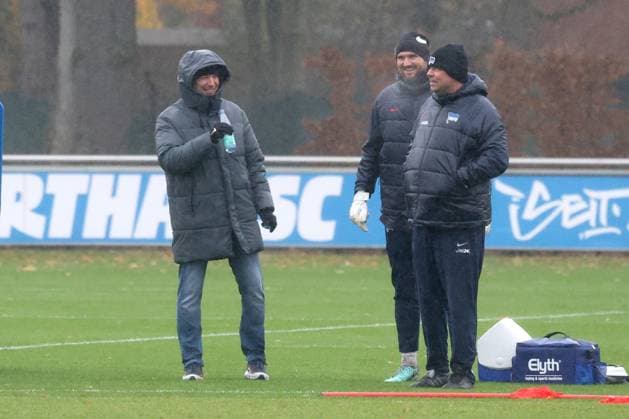 DEU, DFL, 2 FBL Hertha BSC, Training, 19 11 2024, Sportforum, Berlin, DEU, DFL, 2 FBL Hertha BSC, Training, im Bild Benjamin Weber Sportdirektor, Hertha BSC Berlin , Torwarttrainer Andreas Menger Hertha BSC Berlin DFL regulations prohibit any use of Photographs as image sequences and or quasi video Foto Juergen Engler nordphoto GmbH nordphotoxGmbHx xEngler nph00076