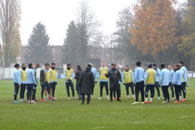 DEU, DFL, 2 FBL Hertha BSC, Training, 19 11 2024, Sportforum, Berlin, DEU, DFL, 2 FBL Hertha BSC, Training, im Bild Cheftrainer Cristian Fiel Hertha BSC Berlin , Hertha Spielerkreis DFL regulations prohibit any use of Photographs as image sequences and or quasi video Foto Juergen Engler nordphoto GmbH nordphotoxGmbHx xEngler nph00076