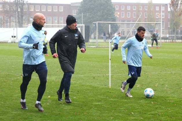 DEU, DFL, 2 FBL Hertha BSC, Training, 19 11 2024, Sportforum, Berlin, DEU, DFL, 2 FBL Hertha BSC, Training, in picture Toni Leistner Hertha BSC Berlin 37 , Diego Demme Hertha BSC Berlin 6 , Conditioning coach Hendrik Kuchno Hertha BSC Berlin DFL regulations prohibit any use of Photographs as image sequences and or quasi video Foto Juergen Engler nordphoto GmbH nordphotoxGmbHx xEngler nph00076