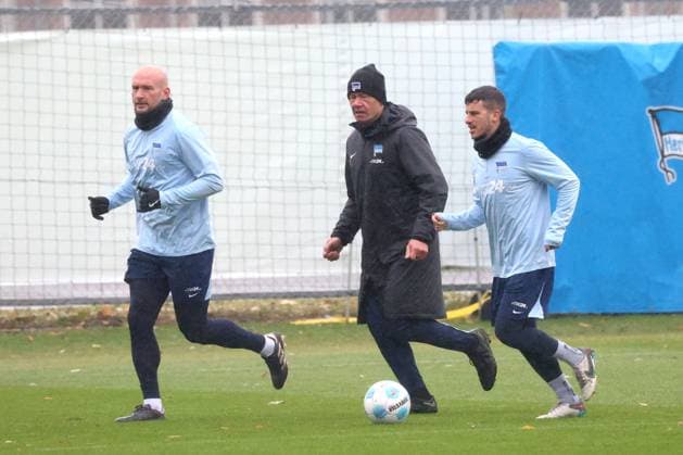 DEU, DFL, 2 FBL Hertha BSC, Training, 19 11 2024, Sportforum, Berlin, DEU, DFL, 2 FBL Hertha BSC, Training, in picture Toni Leistner Hertha BSC Berlin 37 , Diego Demme Hertha BSC Berlin 6 , Conditioning coach Hendrik Kuchno Hertha BSC Berlin DFL regulations prohibit any use of Photographs as image sequences and or quasi video Foto Juergen Engler nordphoto GmbH nordphotoxGmbHx xEngler nph00076