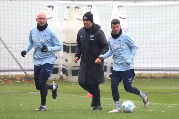 DEU, DFL, 2 FBL Hertha BSC, Training, 19 11 2024, Sportforum, Berlin, DEU, DFL, 2 FBL Hertha BSC, Training, in picture Toni Leistner Hertha BSC Berlin 37 , Diego Demme Hertha BSC Berlin 6 , Conditioning coach Hendrik Kuchno Hertha BSC Berlin DFL regulations prohibit any use of Photographs as image sequences and or quasi video Foto Juergen Engler nordphoto GmbH nordphotoxGmbHx xEngler nph00076