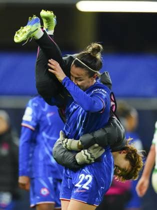 Lucy Bronze of Chelsea Women wrestles with Maika Hamano after ther victory Chelsea Women v Celtic Women, UEFA Women s Champions League, Group B, Football, New Stamford Bridge, London, UK - 20 Nov 2024 EDITORIAL USE ONLY No use with unauthorised audio, video, data, fixture lists, club league logos or live services. Online in-match use limited to 120 images, no video emulation. No use in betting, games or single club league player publications. Copyright: xJavierxGarcia Shutterstockx 14922830y
