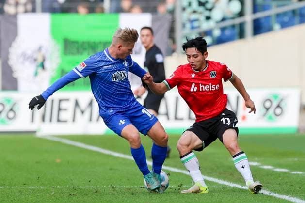 Andreas Mueller SV Darmstadt 98 and Hyunju Lee Hannover 96 battle for the ball, 2 Bundesliga, Hannover 96 vs SV Darmstadt 98, Heinz von Heiden Arena, November 23, 2024 in Hanover, Germany Photo by Marco Steinbrenner DeFodi Images Andreas Mueller SV Darmstadt 98 and Hyunju Lee Hannover 96 battle for the ball, 2 Bundesliga, Hannover 96 vs SV Darmstadt 98, Heinz von Heiden Arena, November 23, 2024 in Hanover, Germany Photo by Marco Steinbrenner DeFodi Images DFB DFL REGULATIONS PROHIBIT ANY USE OF PHOTOGRAPHS AS IMAGE SEQUENCES AND OR QUASI VIDEO Defodi 700 hannover darmstadt 20241123 036 Defodi-700 DFB DFL REGULATIONS PROHIBIT ANY USE OF PHOTOGRAPHS AS IMAGE SEQUENCES AND OR QUASI-VIDEO.