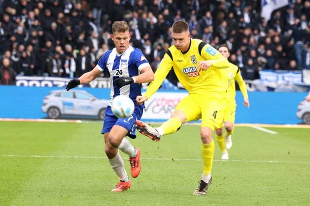 DEU, DFL, 2 FBL, Hertha BSC vs SSV Ulm, 23 11 2024, Berliner Olympiastadion, Berlin, DEU, DFL, 2 FBL, Hertha BSC vs SSV Ulm, in the picture Florian Niederlechner Hertha BSC Berlin 7 , Tom Gaal SSV Ulm 1846 4 DFL regulations prohibit any use of Photographs as image sequences and or quasi video Foto Juergen Engler nordphoto GmbH nordphotoxGmbHx xEngler nph00076