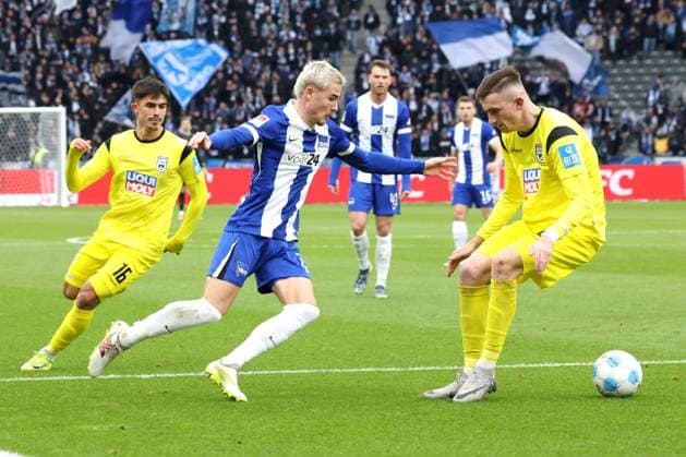 DEU, DFL, 2 FBL, Hertha BSC vs SSV Ulm, 23 11 2024, Berliner Olympiastadion, Berlin, DEU, DFL, 2 FBL, Hertha BSC vs SSV Ulm, in the picture Marten Winkler Hertha BSC Berlin 22 , Aaron Keller SSV Ulm 1846 16 , Niklas Kolbe SSV Ulm 1846 27 DFL regulations prohibit any use of Photographs as image sequences and or quasi video Foto Juergen Engler nordphoto GmbH nordphotoxGmbHx xEngler nph00076