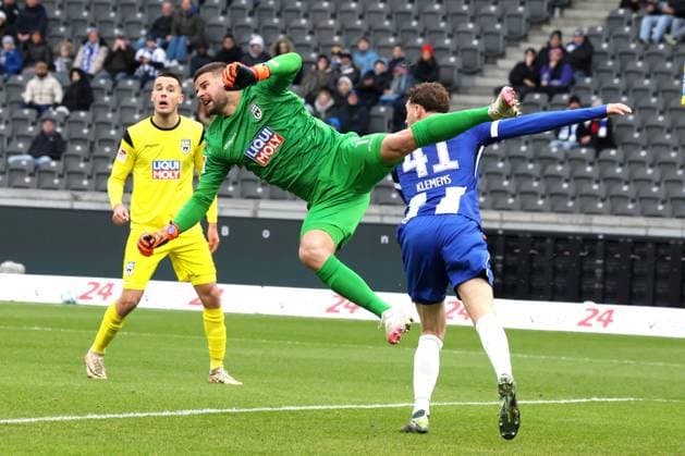 DEU, DFL, 2 FBL, Hertha BSC vs SSV Ulm, 23 11 2024, Berliner Olympiastadion, Berlin, DEU, DFL, 2 FBL, Hertha BSC vs SSV Ulm, in the picture Pascal Klemens Hertha BSC Berlin 41 , Niclas Thiede SSV Ulm 1846 1 DFL regulations prohibit any use of Photographs as image sequences and or quasi video Foto Juergen Engler nordphoto GmbH nordphotoxGmbHx xEngler nph00076