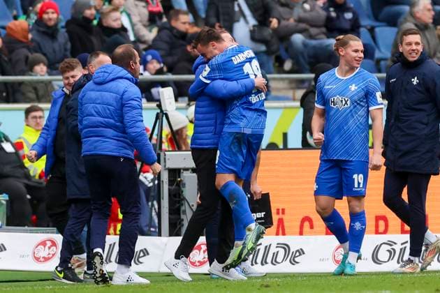 Philipp Foerster SV Darmstadt 98 celebrates his goal for 0 1 with coach Florian Kohfeldt SV Darmstadt 98 , 2 Bundesliga, Hannover 96 vs SV Darmstadt 98, Heinz von Heiden Arena, November 23, 2024 in Hanover, Germany Photo by Marco Steinbrenner DeFodi Images Philipp Foerster SV Darmstadt 98 celebrates after scoring his teams first goal with coach Florian Kohfeldt SV Darmstadt 98 , 2 Bundesliga, Hannover 96 vs SV Darmstadt 98, Heinz von Heiden Arena, November 23, 2024 in Hanover, Germany Photo by Marco Steinbrenner DeFodi Images DFB DFL REGULATIONS PROHIBIT ANY USE OF PHOTOGRAPHS AS IMAGE SEQUENCES AND OR QUASI VIDEO Defodi 700 hannover darmstadt 20241123 059 Defodi-700 DFB DFL REGULATIONS PROHIBIT ANY USE OF PHOTOGRAPHS AS IMAGE SEQUENCES AND OR QUASI-VIDEO.