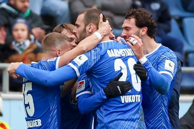 Philipp Foerster SV Darmstadt 98 celebrates his goal with teammates, 2 Bundesliga, Hannover 96 vs SV Darmstadt 98, Heinz von Heiden Arena, November 23, 2024 in Hanover, Germany Photo by Marco Steinbrenner DeFodi Images Philipp Foerster SV Darmstadt 98 celebrates his goal with teammates, 2 Bundesliga, Hannover 96 vs SV Darmstadt 98, Heinz von Heiden Arena, November 23, 2024 in Hanover, Germany Photo by Marco Steinbrenner DeFodi Images DFB DFL REGULATIONS PROHIBIT ANY USE OF PHOTOGRAPHS AS IMAGE SEQUENCES AND OR QUASI VIDEO Defodi 700 hannover darmstadt 20241123 060 Defodi-700 DFB DFL REGULATIONS PROHIBIT ANY USE OF PHOTOGRAPHS AS IMAGE SEQUENCES AND OR QUASI-VIDEO.