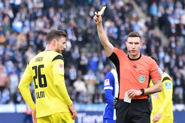 Yellow card for Philipp Maier SSV Ulm 1846, 26 GER, Hertha BSC vs SSV Ulm 1846, Football, Bundesliga 2, Season 2024 2025, Matchday 13, 23 11 2024 DFL REGULATES PROHIBIT ANY USE OF PHOTOGRAPHS AS IMAGE SEQUENCES AND OR QUASI VIDEO GER, Hertha BSC vs SSV Ulm 1846, Football, Bundesliga 2, Season 2024 2025, Matchday 13, 23 11 2024 Berlin Copyright: xEibner-Pressefoto RyanxSleimanx EP_RSN