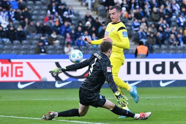 Aleksandar Kahvic SSV Ulm 1846, 22 and Tjark Ernst Hertha BSC Berlin, 1 GER, Hertha BSC vs SSV Ulm 1846, Football, 2 Bundesliga, Season 2024 2025, Matchday 13, 23 11 2024 DFL REGULATES PROHIBIT ANY USE OF PHOTOGRAPHS AS IMAGE SEQUENCES AND OR QUASI VIDEO GER, Hertha BSC vs SSV Ulm 1846, Football, 2 Bundesliga, Season 2024 2025, Matchday 13, 23 11 2024 Berlin Copyright: xEibner-Pressefoto RyanxSleimanx EP_RSN