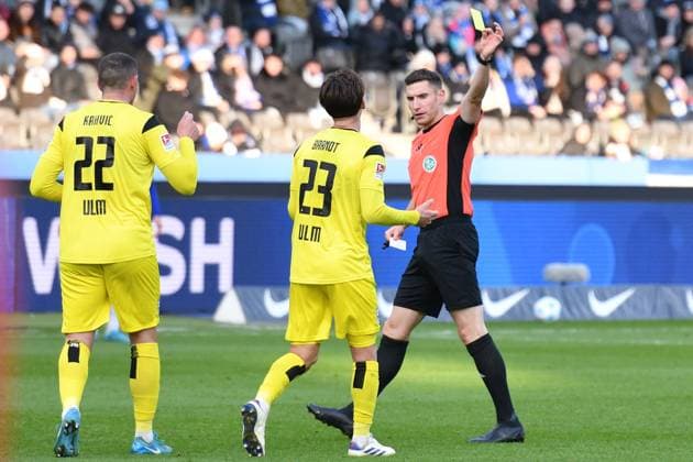 Yellow card for Max Brandt SSV Ulm 1846, 23 GER, Hertha BSC vs SSV Ulm 1846, Football, Bundesliga 2, Season 2024 2025, Matchday 13, 23 11 2024 DFL REGULATES PROHIBIT ANY USE OF PHOTOGRAPHS AS IMAGE SEQUENCES AND OR QUASI VIDEO GER, Hertha BSC vs SSV Ulm 1846, Football, Bundesliga 2, Season 2024 2025, Matchday 13, 23 11 2024 Berlin Copyright: xEibner-Pressefoto RyanxSleimanx EP_RSN