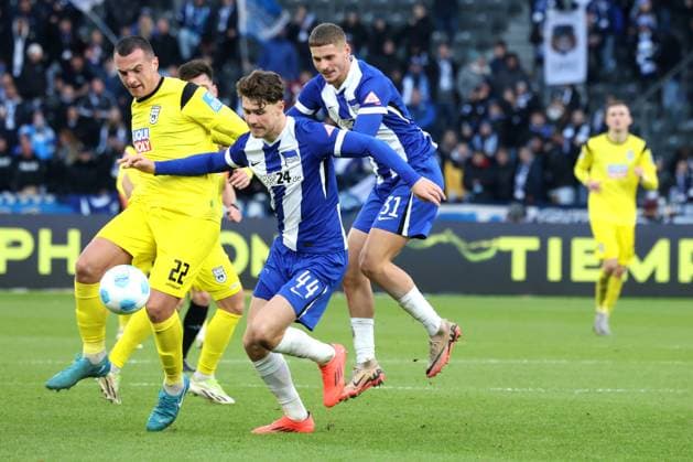 DEU, DFL, 2 FBL, Hertha BSC vs SSV Ulm, 23 11 2024, Berliner Olympiastadion, Berlin, DEU, DFL, 2 FBL, Hertha BSC vs SSV Ulm, in the picture Linus Gechter Hertha BSC Berlin 44 , Marton Dardai Hertha BSC Berlin 31 , Aleksandar Kahvic SSV Ulm 1846 22 DFL regulations prohibit any use of Photographs as image sequences and or quasi video Foto Juergen Engler nordphoto GmbH nordphotoxGmbHx xEngler nph00076