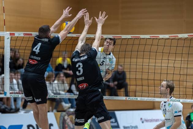 Jakob Elsaesser TV Rottenburg, 04 , Jan Huber TV Rottenburg, 03 , Yannick Bibelriether SV Schwaig, 05 , SV Schwaig Volleyball TV Rottenburg, Volleyball, 2 Bundesliga Sued, 6 Matchday, 23 11 2024 SV Schwaig Volleyball TV Rottenburg, Volleyball, 2 Bundesliga Sued, 6 Matchday, 23 11 2024 Schwaig Copyright: xEibner-Pressefoto G.xSantemizx EP_GSZ
