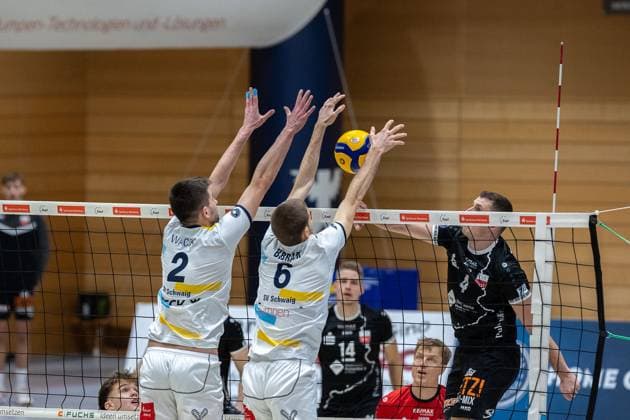 Mariusz Wacek SV Schwaig, 02 , Max Bibrack SV Schwaig, 06 , Jakob Elsaesser TV Rottenburg, 04 , SV Schwaig Volleyball TV Rottenburg, Volleyball, 2 Bundesliga Sued, 6 Matchday, 23 11 2024 SV Schwaig Volleyball TV Rottenburg, Volleyball, 2 Bundesliga Sued, 6 Matchday, 23 11 2024 Schwaig Copyright: xEibner-Pressefoto G.xSantemizx EP_GSZ
