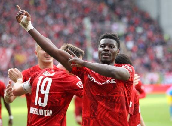 24 11 2024, Football, 2 Bundesliga, FC Kaiserslautern Eintracht Braunschweig, Matchday 13, Season 2024 25, Fritz Walter Stadion, Kaiserslautern, Germany, zmdz, DFB DFL regulations prohibit any use of photographs as image sequences and or quasi video 2 0 FCK by Ragnar Ache 9, FC Kaiserslautern vs Hampus Finndell 12, Eintracht Braunschweig FC Kaiserslautern Eintracht Braunschweig
