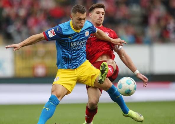 24 11 2024, Football, 2 Bundesliga, FC Kaiserslautern Eintracht Braunschweig, Matchday 13, Season 2024 25, Fritz Walter Stadion, Kaiserslautern, Germany, zmdz, DFB DFL regulations prohibit any use of photographs as image sequences and or quasi video Sven Köhler 27, Eintracht Braunschweig , Daniel Hanslik 19, FC Kaiserslautern FC Kaiserslautern Eintracht Braunschweig