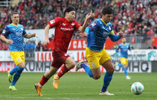 24 11 2024, Football, 2 Bundesliga, FC Kaiserslautern Eintracht Braunschweig, Matchday 13, Season 2024 25, Fritz Walter Stadion, Kaiserslautern, Germany, zmdz, DFB DFL regulations prohibit any use of photographs as image sequences and or quasi video Daisuke Yokota 41, Kaiserslautern , Jannis Nikolaou 4, Eintracht Braunschweig FC Kaiserslautern Eintracht Braunschweig