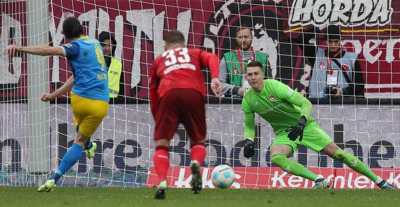 24 11 2024, Football, 2 Bundesliga, FC Kaiserslautern Eintracht Braunschweig, Matchday 13, Season 2024 25, Fritz Walter Stadion, Kaiserslautern, Germany, zmdz, DFB DFL regulations prohibit any use of photographs as image sequences and or quasi video 1 2 Final goal for Braunschweig by penalty kick converted by Jannis Nikolaou 4, Eintracht Braunschweig vs Julian Krahl 1, Goalkeeper, FC Kaiserslautern FC Kaiserslautern Eintracht Braunschweig
