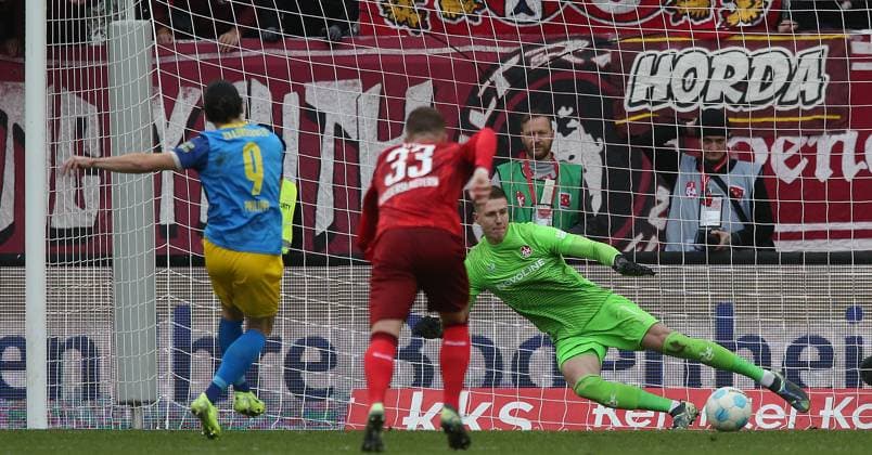 24 11 2024, Football, 2 Bundesliga, FC Kaiserslautern Eintracht Braunschweig, Matchday 13, Season 2024 25, Fritz Walter Stadion, Kaiserslautern, Germany, zmdz, DFB DFL regulations prohibit any use of photographs as image sequences and or quasi video 1 2 Final goal for Braunschweig by penalty kick converted by Jannis Nikolaou 4, Eintracht Braunschweig vs Julian Krahl 1, Goalkeeper, FC Kaiserslautern FC Kaiserslautern Eintracht Braunschweig
