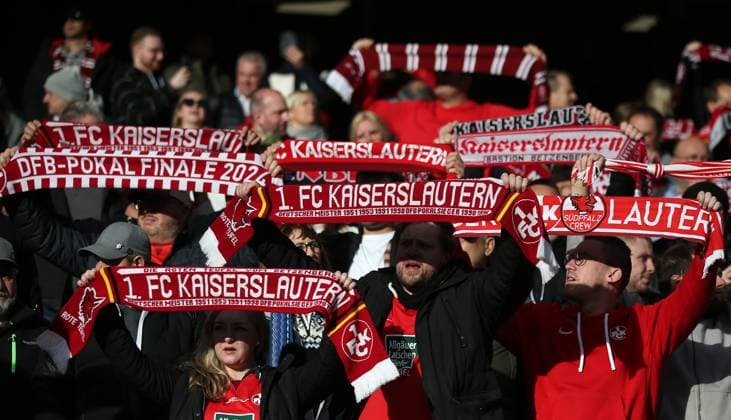 24 11 2024, Football, 2 Bundesliga, FC Kaiserslautern Eintracht Braunschweig, Matchday 13, Season 2024 25, Fritz Walter Stadion, Kaiserslautern, Germany, zmdz, DFB DFL regulations prohibit any use of photographs as image sequences and or quasi video FC Kaiserslautern fans with fan scarf, FC Kaiserslautern Eintracht Braunschweig