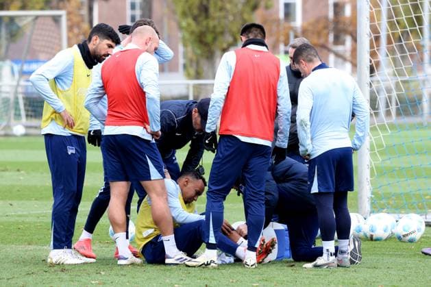 DEU, DFL, 2 FBL Hertha BSC, Training, 25 11 2024, Sportforum, Berlin, DEU, DFL, 2 FBL Hertha BSC, Training, in the picture Bilal Hussein Hertha BSC Berlin 14 , injured, Hertha player circle, head coach Cristian Fiel Hertha BSC Berlin DFL regulations prohibit any use of Photographs as image sequences and or quasi video Foto Juergen Engler nordphoto GmbH nordphotoxGmbHx xEngler nph00076