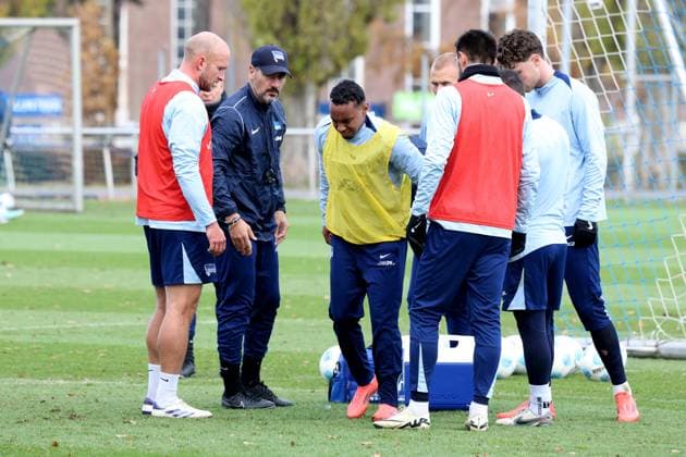 DEU, DFL, 2 FBL Hertha BSC, Training, 25 11 2024, Sportforum, Berlin, DEU, DFL, 2 FBL Hertha BSC, Training, in the picture Bilal Hussein Hertha BSC Berlin 14 , injured, Hertha player circle, head coach Cristian Fiel Hertha BSC Berlin DFL regulations prohibit any use of Photographs as image sequences and or quasi video Foto Juergen Engler nordphoto GmbH nordphotoxGmbHx xEngler nph00076