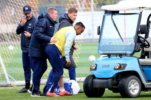 DEU, DFL, 2 FBL Hertha BSC, Training, 25 11 2024, Sportforum, Berlin, DEU, DFL, 2 FBL Hertha BSC, Training, in the picture Bilal Hussein Hertha BSC Berlin 14 , injured, Head Coach Cristian Fiel Hertha BSC Berlin , Andreas Zecke Neuendorf Hertha BSC , Juergen Lange Therapist Hertha BSC DFL regulations prohibit any use of Photographs as image sequences and or quasi video Foto Juergen Engler nordphoto GmbH nordphotoxGmbHx xEngler nph00076