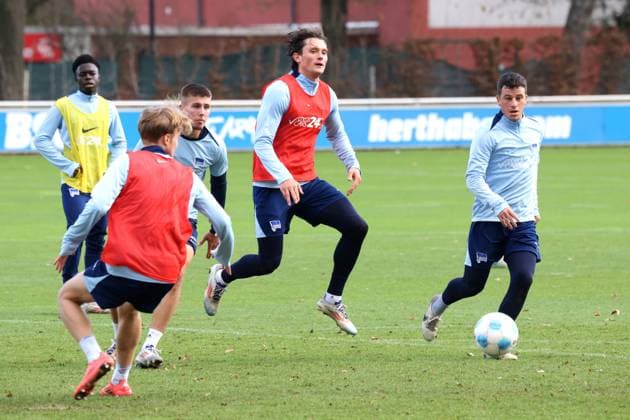 DEU, DFL, 2 FBL Hertha BSC, Training, 25 11 2024, Sportforum, Berlin, DEU, DFL, 2 FBL Hertha BSC, Training, in the picture Fabian Reese Hertha BSC Berlin 11 , Diego Demme Hertha BSC Berlin 6 DFL regulations prohibit any use of Photographs as image sequences and or quasi video Foto Juergen Engler nordphoto GmbH nordphotoxGmbHx xEngler nph00076