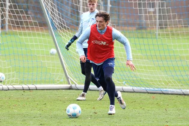 DEU, DFL, 2 FBL Hertha BSC, Training, 25 11 2024, Sportforum, Berlin, DEU, DFL, 2 FBL Hertha BSC, Training, im Bild Fabian Reese Hertha BSC Berlin 11 DFL regulations prohibit any use of Photographs as image sequences and or quasi video Foto Juergen Engler nordphoto GmbH nordphotoxGmbHx xEngler nph00076