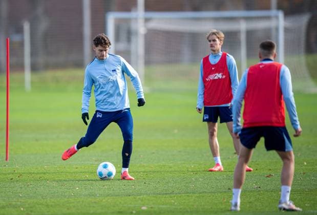 Football, Men, Season 2024 25, 2 Bundesliga, Hertha BSC, Training, f l Linus Gechter Hertha BSC , Lukas Michelbrink Hertha BSC , Gustav Christensen Hertha BSC , 25 11 2024, Copyright: xSebastianxRäppold MatthiasxKochx
