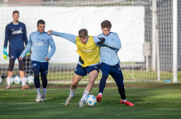 Soccer, Men, Season 2024 25, 2 Bundesliga, Hertha BSC, Training, f l Diego Demme Hertha BSC , Luca Schuler Hertha BSC , Linus Gechter Hertha BSC , 25 11 2024, Copyright: xSebastianxRäppold MatthiasxKochx