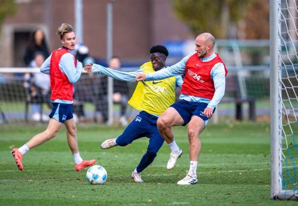Football, Men, Season 2024 25, 2 Bundesliga, Hertha BSC, Training, v l Lukas Michelbrink Hertha BSC , Boris Mamuzah Lum Hertha BSC , Toni Leistner Hertha BSC , 25 11 2024, Copyright: xSebastianxRäppold MatthiasxKochx
