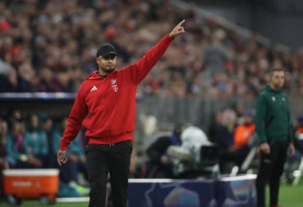 Munich, Germany, November 26, 2024 Football, Men, Champions League, Season 2024 2025, FC Bayern Munich FC Paris Saint Germain, Allianz Arena, Matchday 5 Vincent Kompany, Coach FC Bayern Munich raises his left arm, index finger