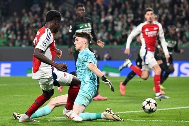 Bukayo Saka of Arsenal passes to Kai Havertz of Arsenal who scores the goal to make it 2-0 Sporting Lisbon v Arsenal, UEFA Champions League, Group Stage, Football, Estadio Jose Alvalade, Lisbon, Portugal - 26 Nov 2024 EDITORIAL USE ONLY No use with unauthorised audio, video, data, fixture lists, club league logos or live services. Online in-match use limited to 120 images, no video emulation. No use in betting, games or single club league player publications. Copyright: xZedxJameson Shutterstockx 14940177bt