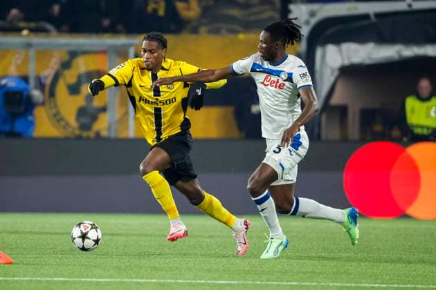 Joel Monteiro BSC Young Boys, 77 and Odilon Kossounou Atalanta Bergamo, 03 in running duel , Soccer, UEFA Champions League, Matchday 5, 2024 2025, Young Boys Bern vs Atalanta Bergamo, 26 11 2024, Stadion Wankdorf, Bern, Switzerland Bern Stadion Wankdorf Canton Bern Switzerland Copyright: xGrantxHubbsx
