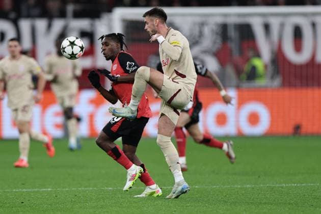 GER, UEFA CL Bayer 04 Leverkusen GER vs RB Salzburg AUT 26 11 2024, BayArena, Leverkusen, Europalegue, Group stage, Matchday 3, GER, UEFA CL Bayer 04 Leverkusen GER vs RB Salzburg AUT , pictured Jeremie Frimpong Leverkusen 30 , in duel against Aleksa Terzic RB Salzburg 3 , nordphotoxGmbHx xMeuter nph00351