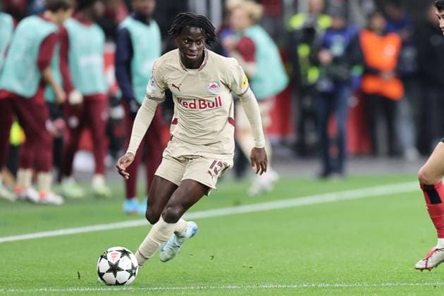 GER, UEFA CL Bayer 04 Leverkusen GER vs RB Salzburg AUT 26 11 2024, BayArena, Leverkusen, Europalegue, Group stage, Matchday 3, GER, UEFA CL Bayer 04 Leverkusen GER vs RB Salzburg AUT , in picture Mamady Diambou RB Salzburg 15 , single action, full body whole body, ball on foot, nordphotoxGmbHx xMeuter nph00351