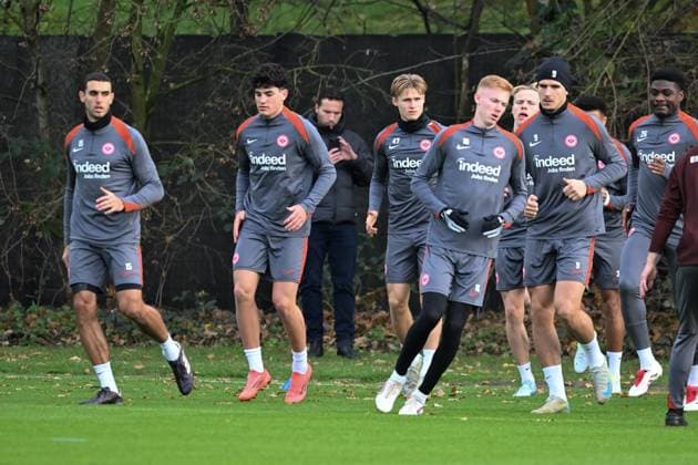 27 11 2024, xsltx, Football UEFA Europa League, Eintracht Frankfurt Training emspor, v l Ellyes Skhiri Eintracht Frankfurt , Krisztian Lisztes Eintracht Frankfurt , Noah Fenyö U21 Eintracht Frankfurt , Hugo Larsson Eintracht Frankfurt , Oscar Hojlund Eintracht Frankfurt , Igor Matanovic Eintracht Frankfurt , Junior Dina Ebimbe Eintracht Frankfurt DFL DFB REGULATIONS PROHIBIT ANY USE OF PHOTOGRAPHS as IMAGE SEQUENCES and or QUASI VIDEO