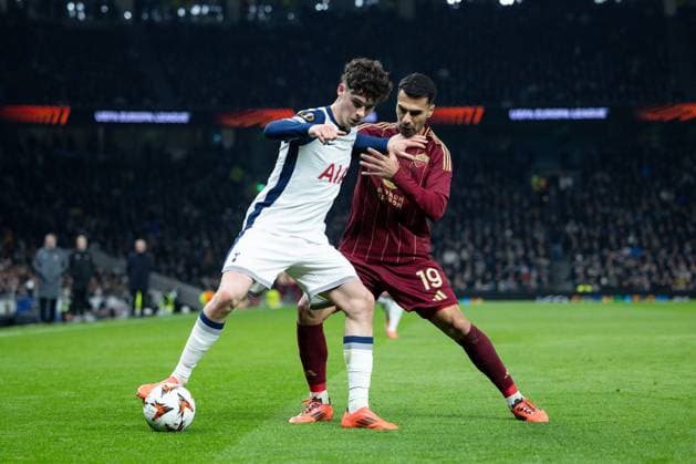 Archie Gray of Tottenham Hotspur and Zeki Celik of Roma Tottenham Hotspur v Roma, UEFA Europa League, Group Stage, Football, Tottenham Hotspur Stadium, London, UK - 28 Nov 2024 EDITORIAL USE ONLY No use with unauthorised audio, video, data, fixture lists, club league logos or live services. Online in-match use limited to 120 images, no video emulation. No use in betting, games or single club league player publications. Copyright: xIanxTuttle Shutterstockx 14945067ac