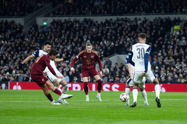 Paulo Dybala of Roma has a shot at goal Tottenham Hotspur v Roma, UEFA Europa League, Group Stage, Football, Tottenham Hotspur Stadium, London, UK - 28 Nov 2024 EDITORIAL USE ONLY No use with unauthorised audio, video, data, fixture lists, club league logos or live services. Online in-match use limited to 120 images, no video emulation. No use in betting, games or single club league player publications. Copyright: xIanxTuttle Shutterstockx 14945067ae