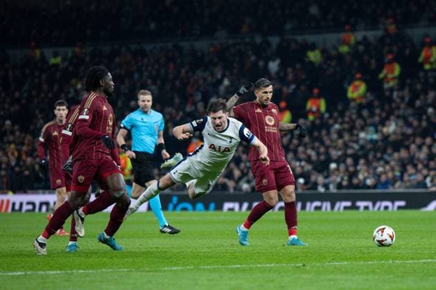 Ben Davies of Tottenham Hotspur is fouled Tottenham Hotspur v Roma, UEFA Europa League, Group Stage, Football, Tottenham Hotspur Stadium, London, UK - 28 Nov 2024 EDITORIAL USE ONLY No use with unauthorised audio, video, data, fixture lists, club league logos or live services. Online in-match use limited to 120 images, no video emulation. No use in betting, games or single club league player publications. Copyright: xIanxTuttle Shutterstockx 14945067aw