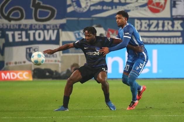 29 11 2024, xgox, Football 2 Bundesliga, 1 FC Magdeburg Hertha BSC Berlin emspor, v l Deyovaisio Zeefuik Hertha, 42 , Xavier Amaechi Magdeburg, 20 duel, duel, fight, tackle DFL DFB REGULATIONS PROHIBIT ANY USE OF PHOTOGRAPHS as IMAGE SEQUENCES and or QUASI VIDEO Magdeburg