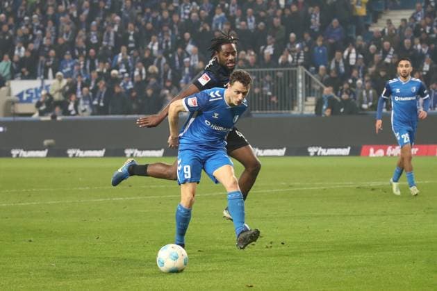 29 11 2024, xgox, Football 2 Bundesliga, 1 FC Magdeburg Hertha BSC Berlin emspor, v l Deyovaisio Zeefuik Hertha, 42 , Martijn Kaars Magdeburg, 9 duel, duel, fight, tackle DFL DFB REGULATIONS PROHIBIT ANY USE OF PHOTOGRAPHS as IMAGE SEQUENCES and or QUASI VIDEO Magdeburg