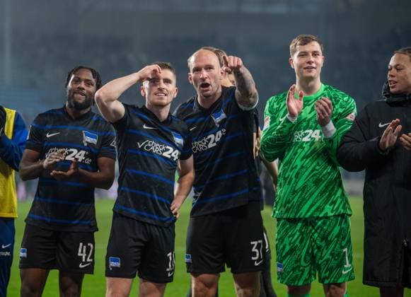 Soccer, Men, Season 2024 2025, 2 Bundesliga 14 Matchday , 1 FC Magdeburg Hertha BSC, f l Deyovaisio Zeefuik Hertha BSC , Jonjoe Kenny Hertha BSC , Toni Leistner Hertha BSC , Goalkeeper Tjark Ernst Hertha BSC , Derry Scherhant Hertha BSC with the fans, cheering after the final whistle, 29 11 2024, Copyright: xSebastianxRäppold MatthiasxKochx