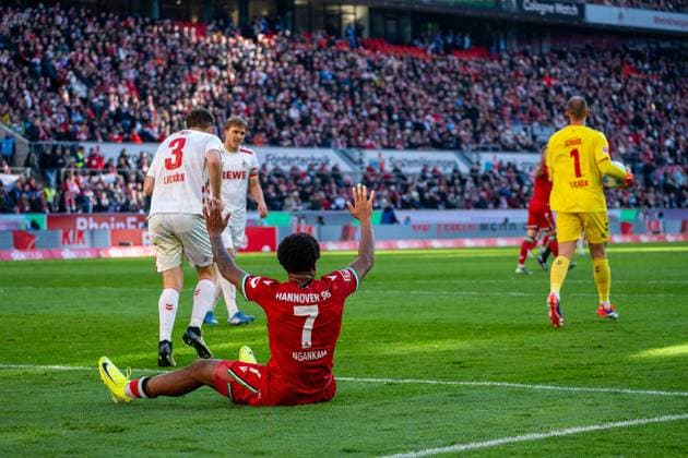 Jessic Ngankam Hannover 96, 07 demands a whistle 1 FC Koeln vs Hannover 96, Football, 2 Bundesliga, Matchday 14, Season 2024 2025, 30 11 2024 1 FC Koeln vs Hannover 96, Football, 2 Bundesliga, Matchday 14, Season 2024 2025, 30 11 2024 Koeln Copyright: xEibner-Pressefoto JustinxDerondex EP_JDU